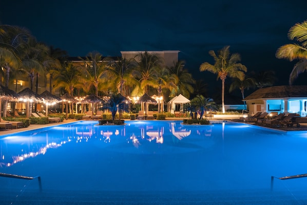 Outdoor pool, free cabanas, pool umbrellas