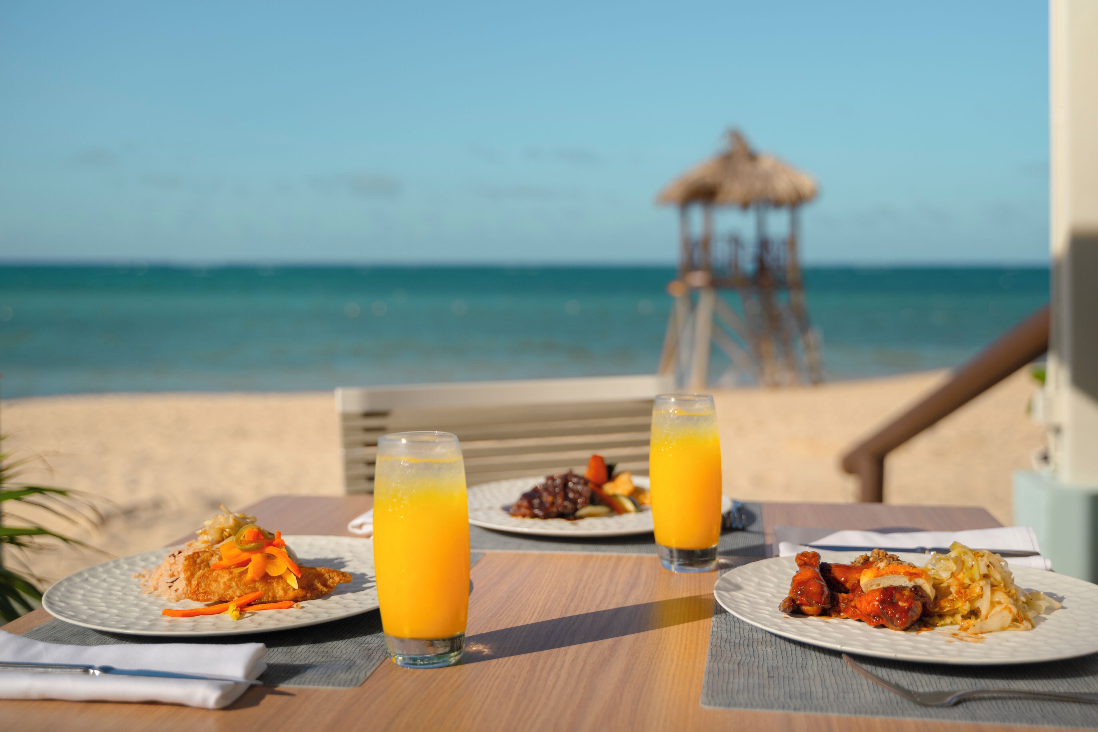 5 restaurants; lunch and dinner served