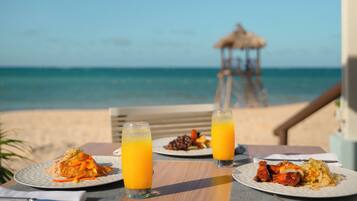 5 restaurants; lunch and dinner served