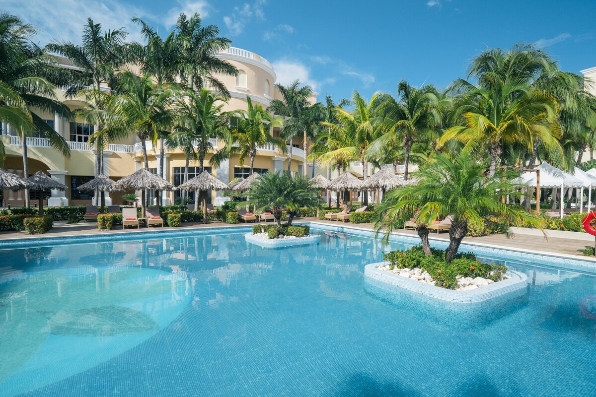 Outdoor pool, free cabanas, pool umbrellas