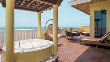 Suíte, de frente para o oceano (Penthouse, Butler Service) | Edredons de pluma, frigobar, cofres nos quartos, escrivaninha