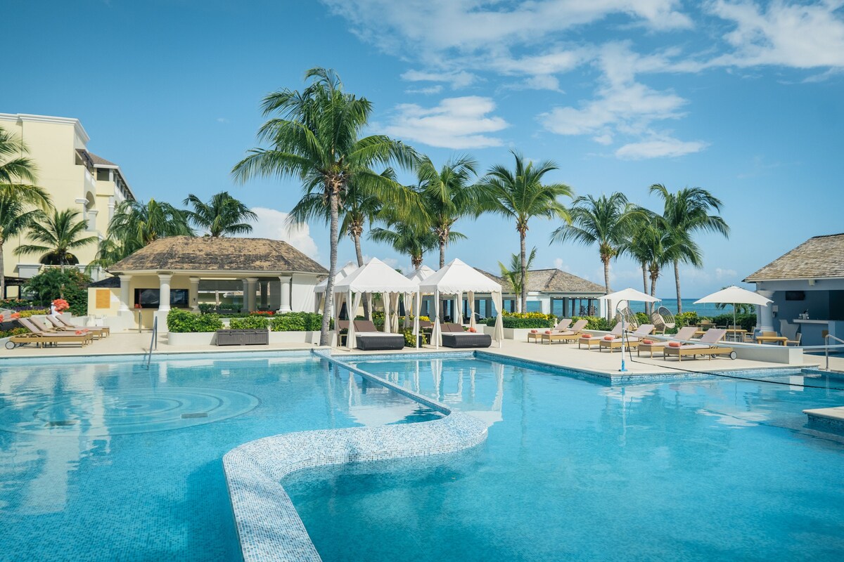 Outdoor pool, free cabanas, pool umbrellas