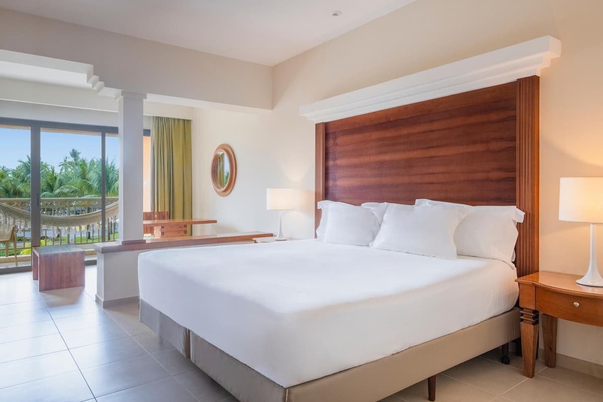 1 bedroom, free minibar, in-room safe, blackout drapes