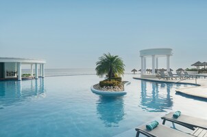 4 個室外泳池;泳池傘、躺椅