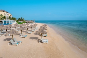 Spiaggia privata, sabbia bianca, lettini da mare, teli da spiaggia