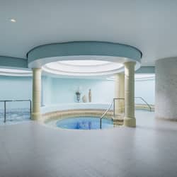 Un sauna, una bañera de hidromasaje, baño turco/hammam