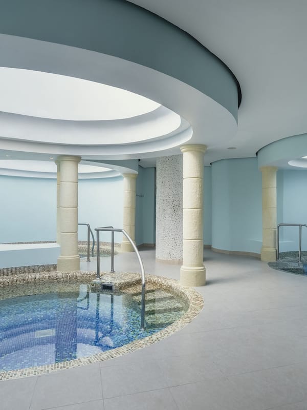 Un sauna, una bañera de hidromasaje, baño turco/hammam