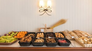 A buffet table with various food items and baskets. - Azuline Hotel S'anfora & Fleming (Sant Antoni de Portmany)