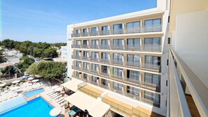 A multi-story hotel with balconies, a swimming pool, and a view of the surrounding area. - Azuline Hotel S'anfora & Fleming (Sant Antoni de Portmany)