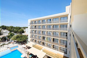 A multi-story hotel with balconies, a swimming pool, and a view of the surrounding area. - Azuline Hotel S'anfora & Fleming (Sant Antoni de Portmany)