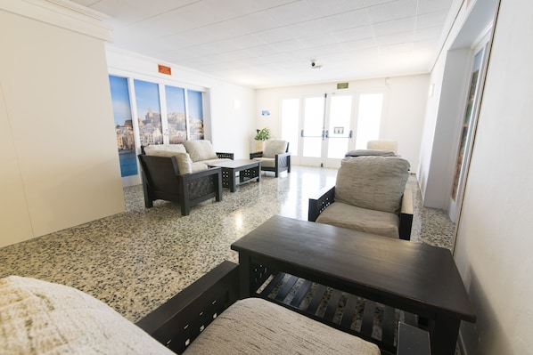 A lobby with seating arrangements, a coffee table, and a potted plant. - Azuline Hotel S'anfora & Fleming (Sant Antoni de Portmany)