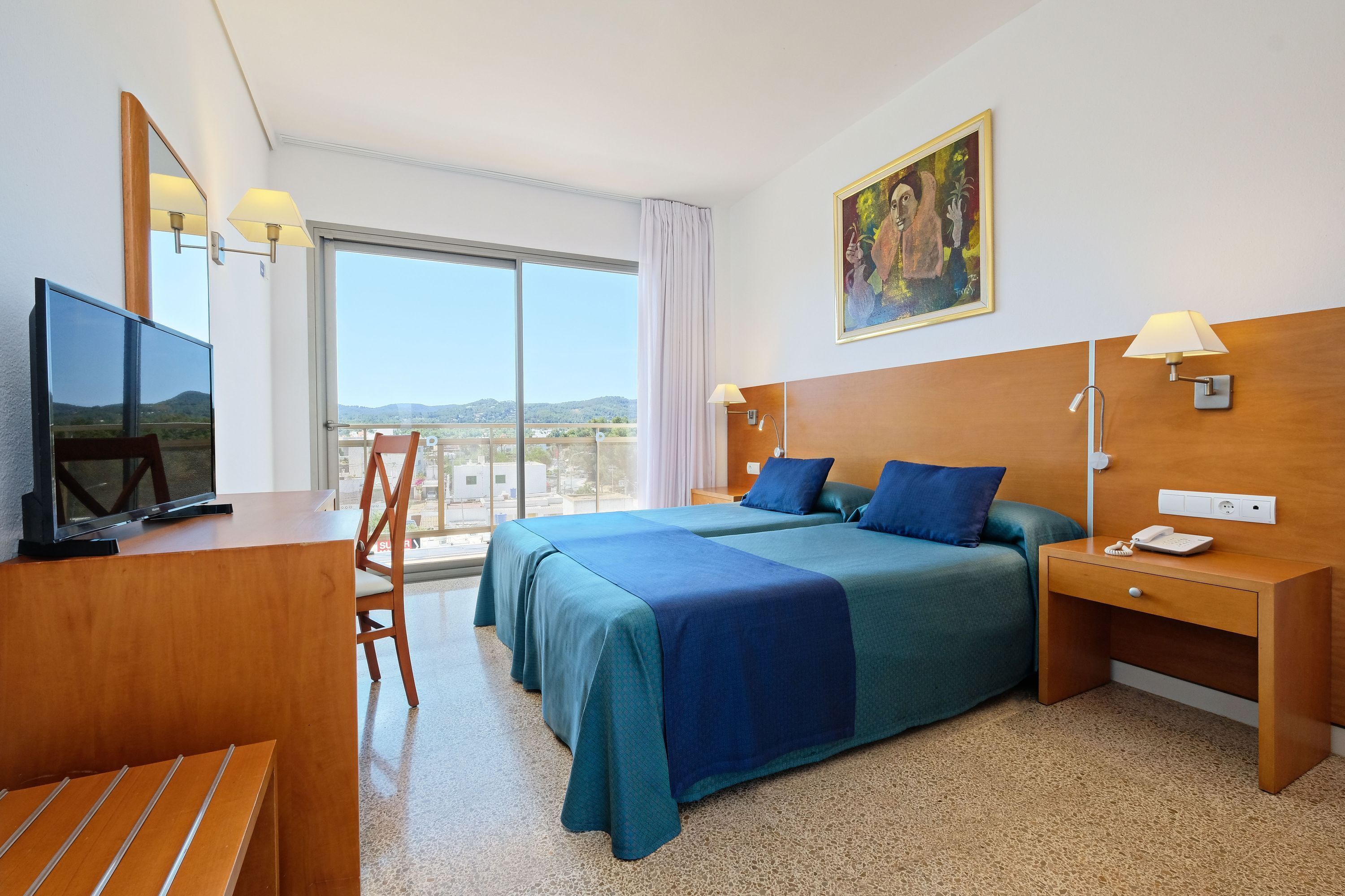 Standard Twin Room | Desk, blackout drapes, bed sheets