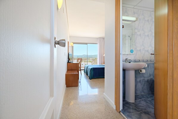 Standard Twin Room | Bathroom