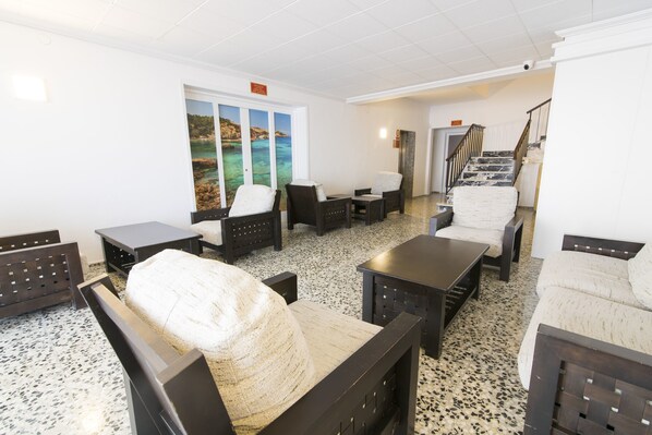 Lobby sitting area - Azuline Hotel S'anfora & Fleming (Sant Antoni de Portmany)