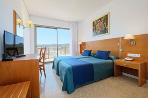 标准双床房 | 办公桌、遮光窗帘、床单