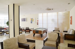 A spacious room with a pool table, comfortable seating, and large windows. - Azuline Hotel Pacific (Sant Antoni de Portmany)
