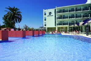 Piscina all'aperto, lettini