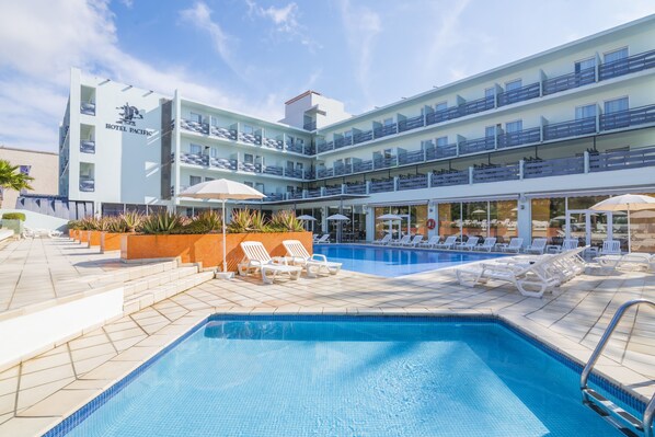 Piscina all'aperto, lettini