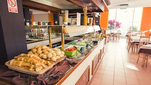 A buffet with various food items and a sign prohibiting smoking. - azuLine Hotel Pacific (Sant Antoni de Portmany)