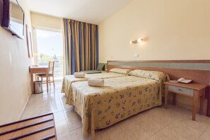 Dubbelrum - 2 enkelsängar | Skrivbord, mörkläggningsgardiner och sängkläder