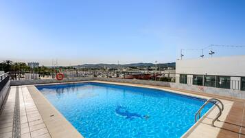 Piscina externa, espreguiçadeiras