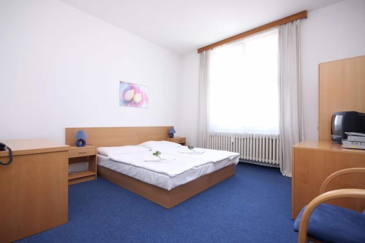 Habitación con 1 cama matrimonial o 2 individuales, baño compartido | Escritorio y wifi gratis