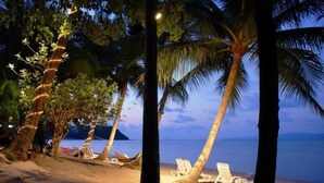 บนชายหาด, ทรายสีขาว, เก้าอี้อาบแดด, ร่มชายหาด