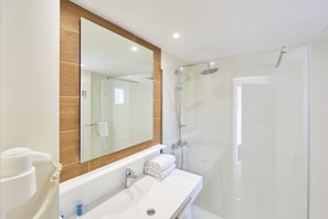 Douche, sèche-cheveux, serviettes fournies