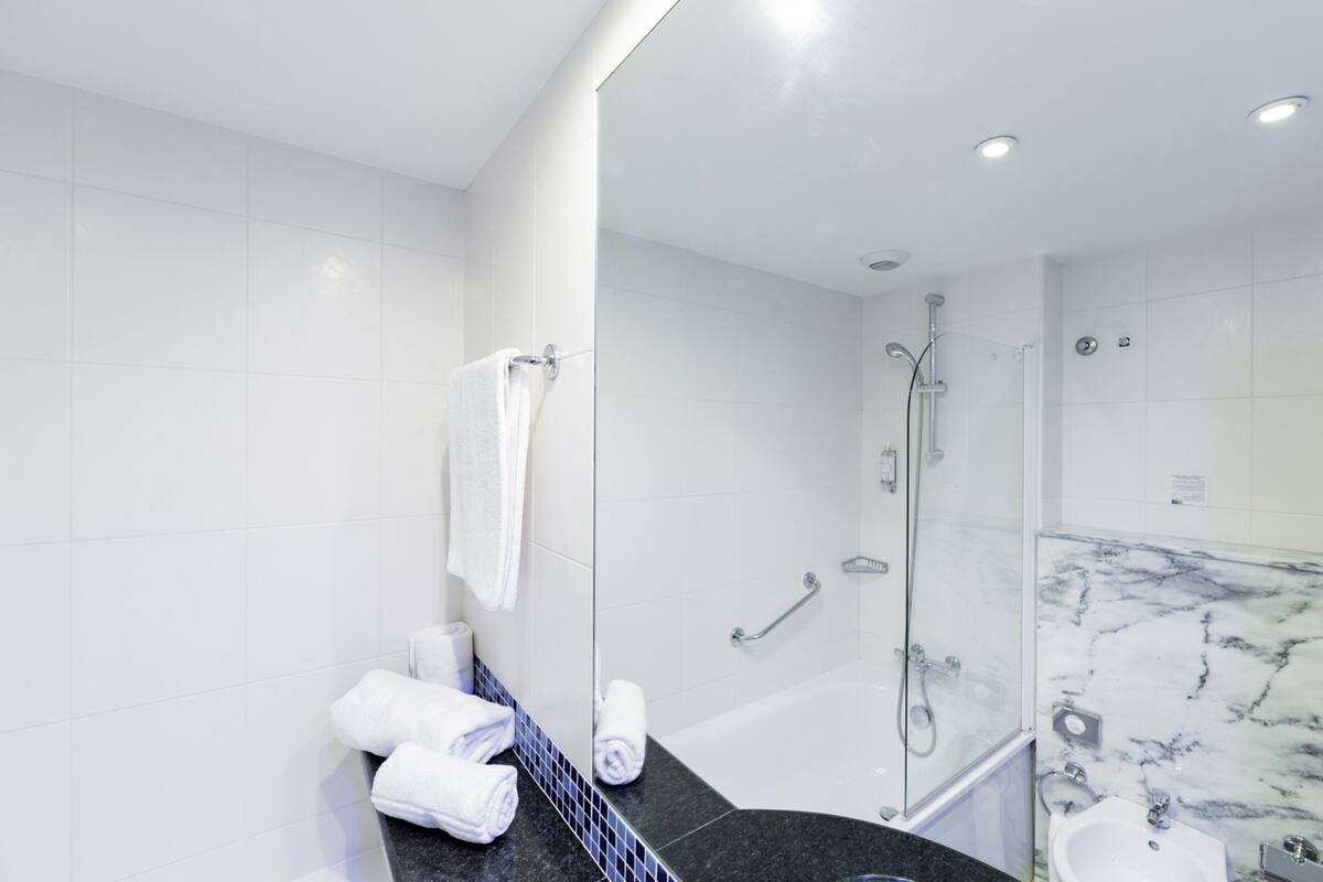 separate bathtub and shower, hair dryer, bidet, towels