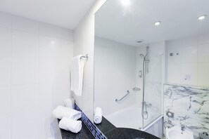 Banyera i dutxa independents, assecador de cabells, bidet i tovalloles 