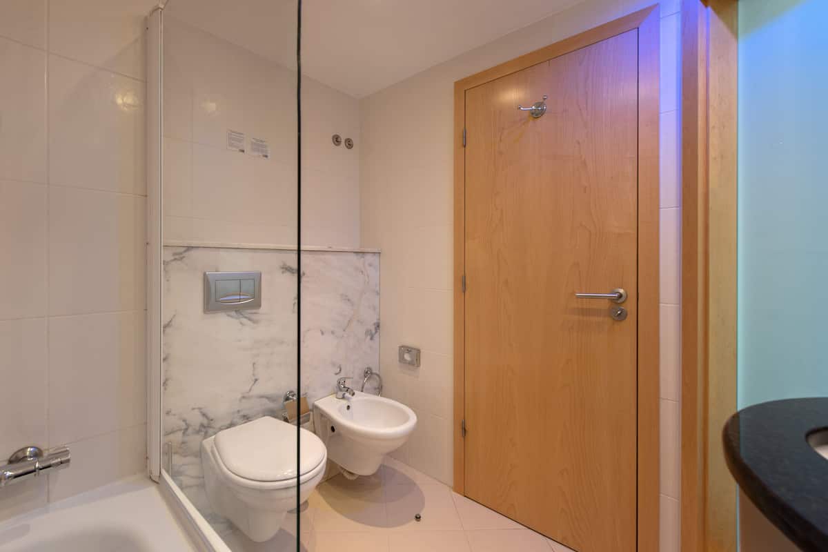 separate bathtub and shower, hair dryer, bidet, towels