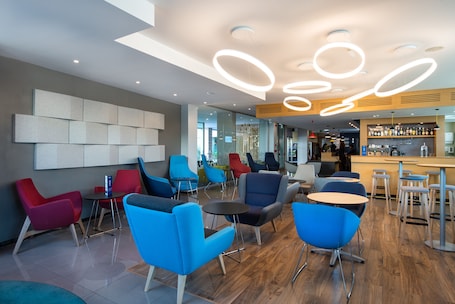 Lobby lounge. Holiday Inn Express Lisbon Airport by IHG
