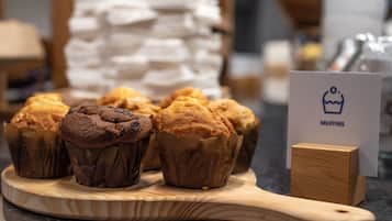 Una tabla de madera con muffins y un cartel que dice "MUFFINS".