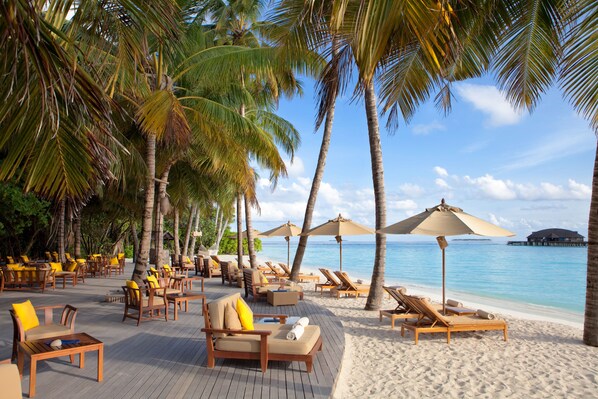 位於海灘上、白沙、海灘浴巾、海灘按摩