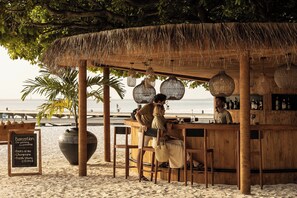 5 bars/lounges, poolside bar - Sun Siyam Iru Fushi (Iru Fushi)