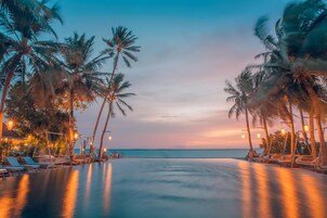 5 bars/lounges, poolside bar