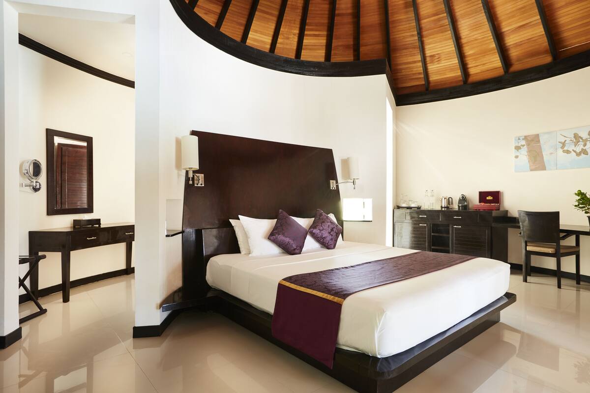 Premium bedding, minibar, in-room safe, desk