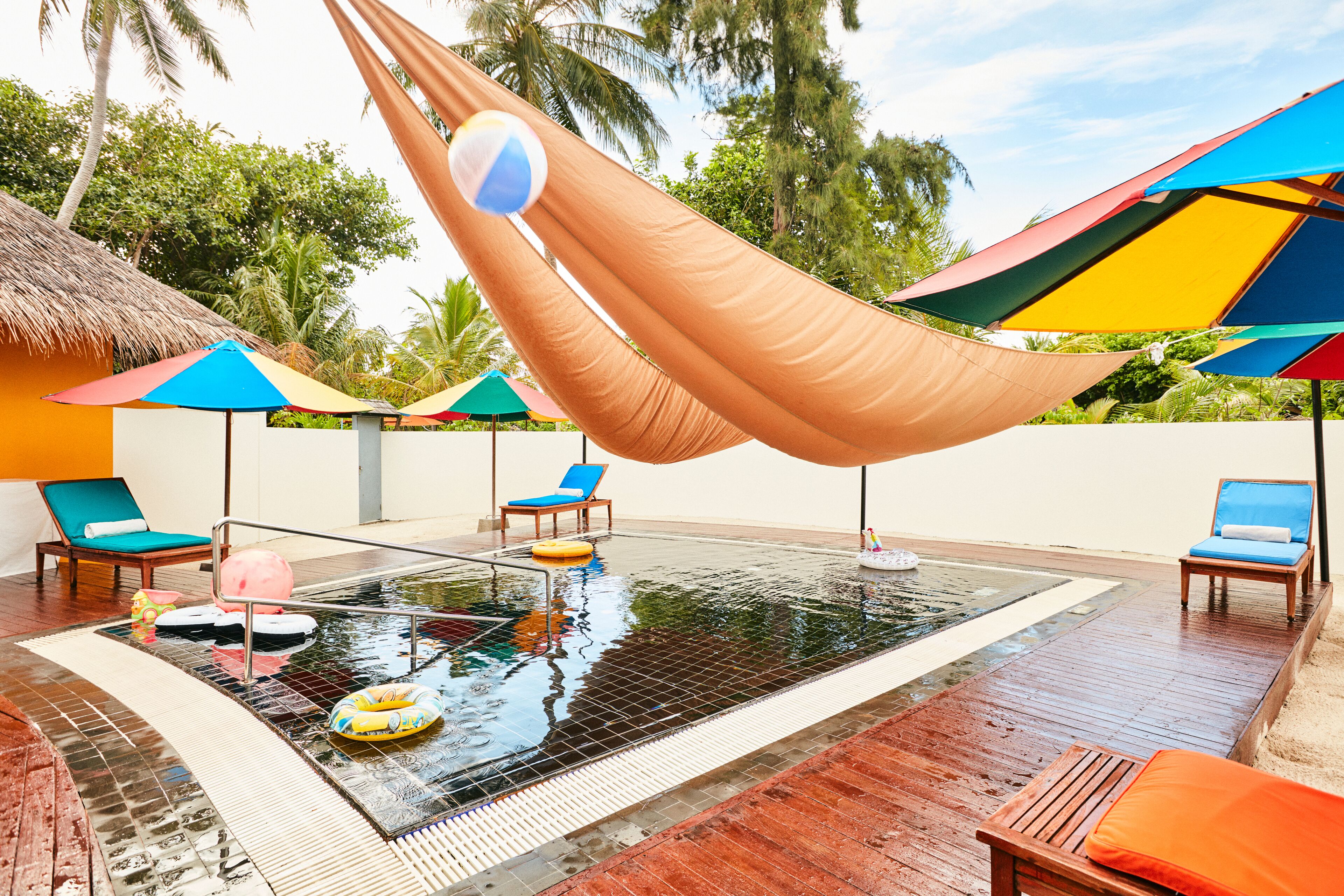 Kolam renang terbuka, payung kolam, kerusi lepak pantai 