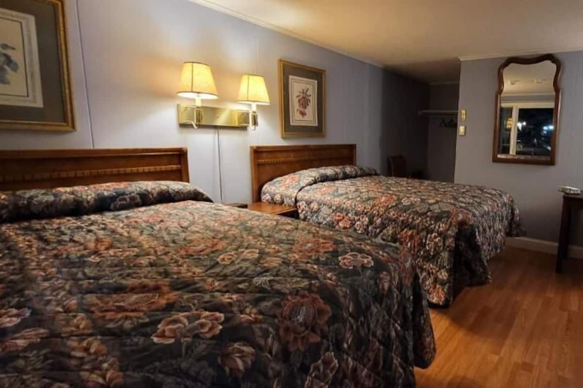 Standard Room, 2 Double Beds | Hypo-allergenic bedding, down comforters, pillowtop beds, desk