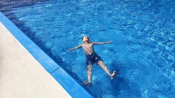 Piscina externa, funciona das 10h às 22h, espreguiçadeiras