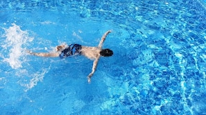 Piscine extérieure, chaises longues