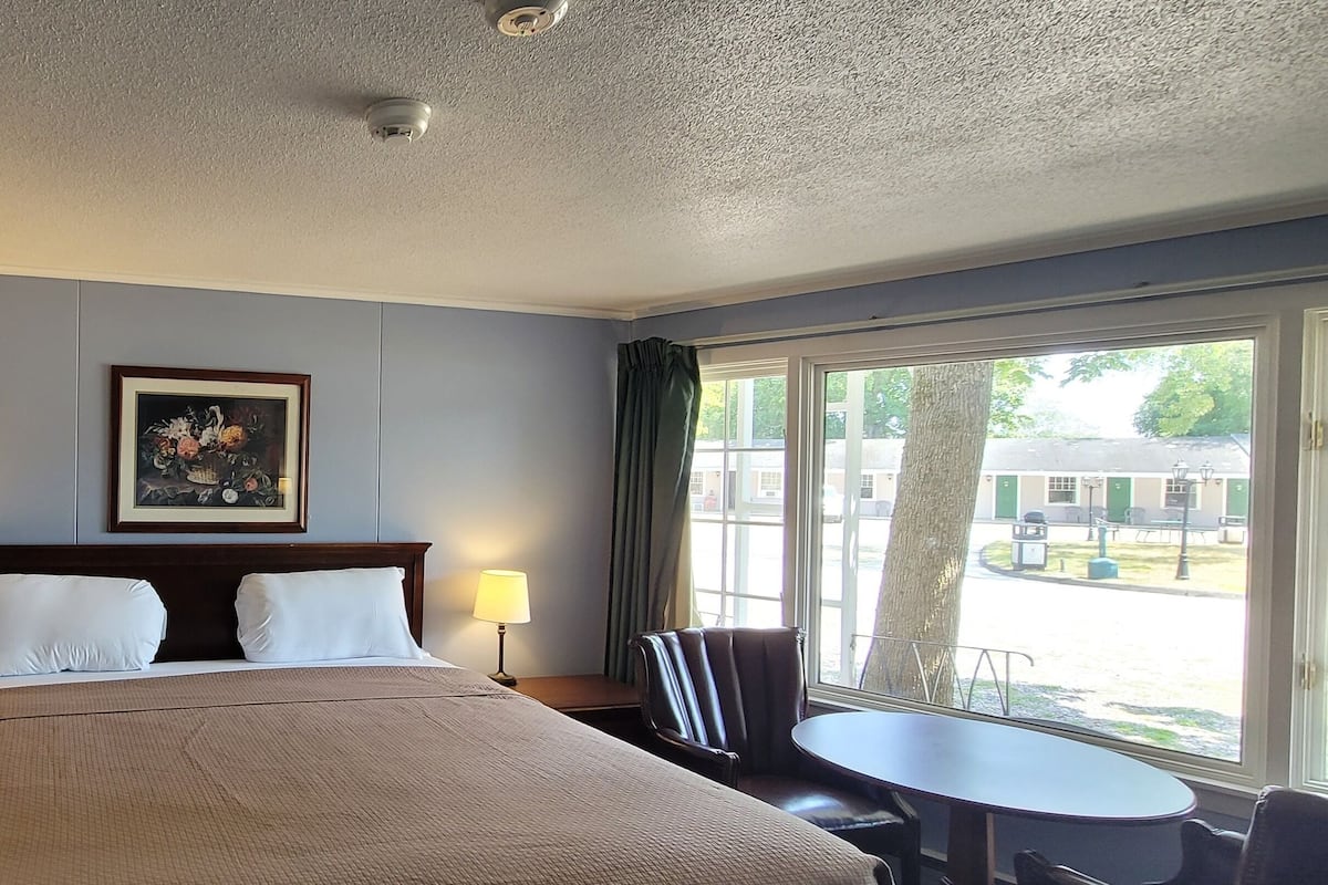 Classic Room, 1 King Bed | Bathroom | Free toiletries, hair dryer, towels, soap