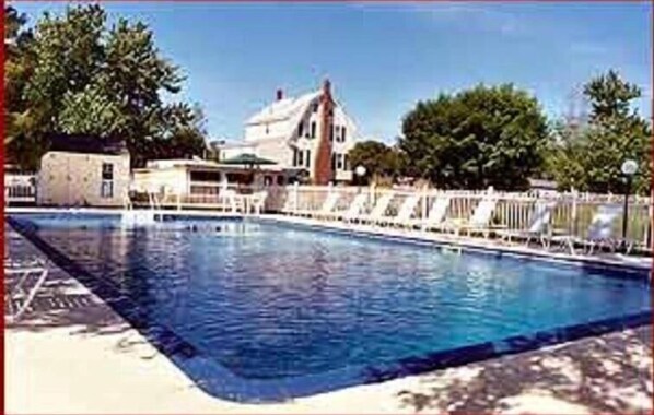 Alberca al aire libre, acceso de 10:00 a 22:00, y camastros 