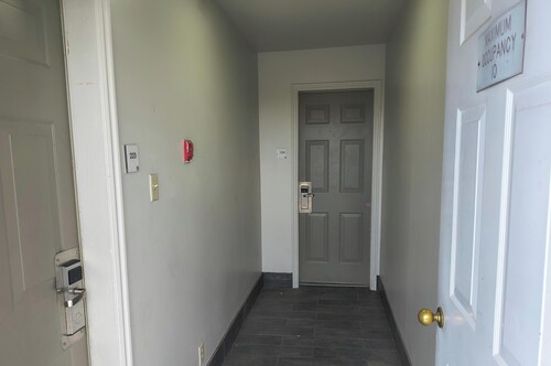Ameri-Stay Inn & Suites