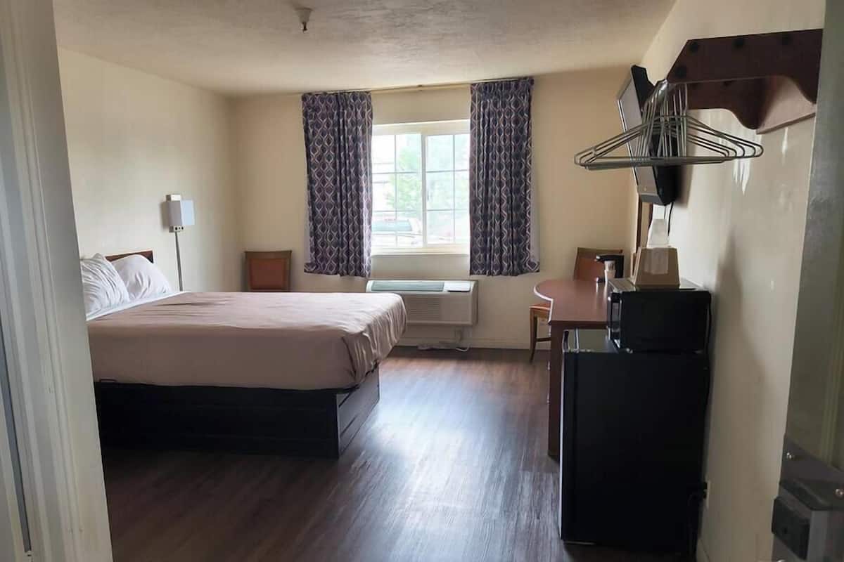 Standard Room, 1 Queen Bed | WiFi (free), bed sheets