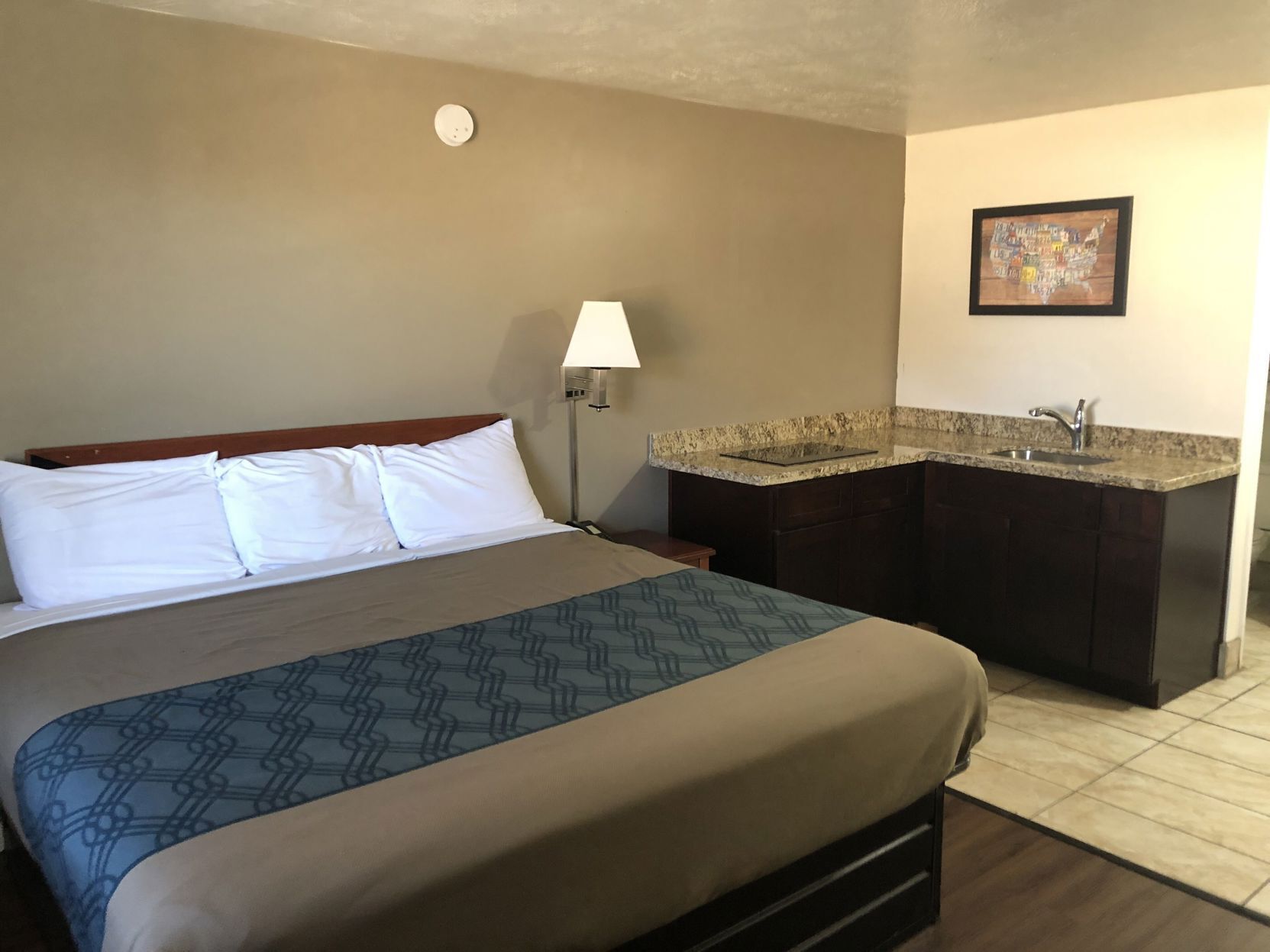 Iron/ironing board, free WiFi, bed sheets