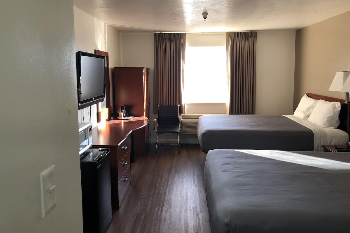 Standard Room, 1 Queen Bed | Iron/ironing board, free WiFi, bed sheets