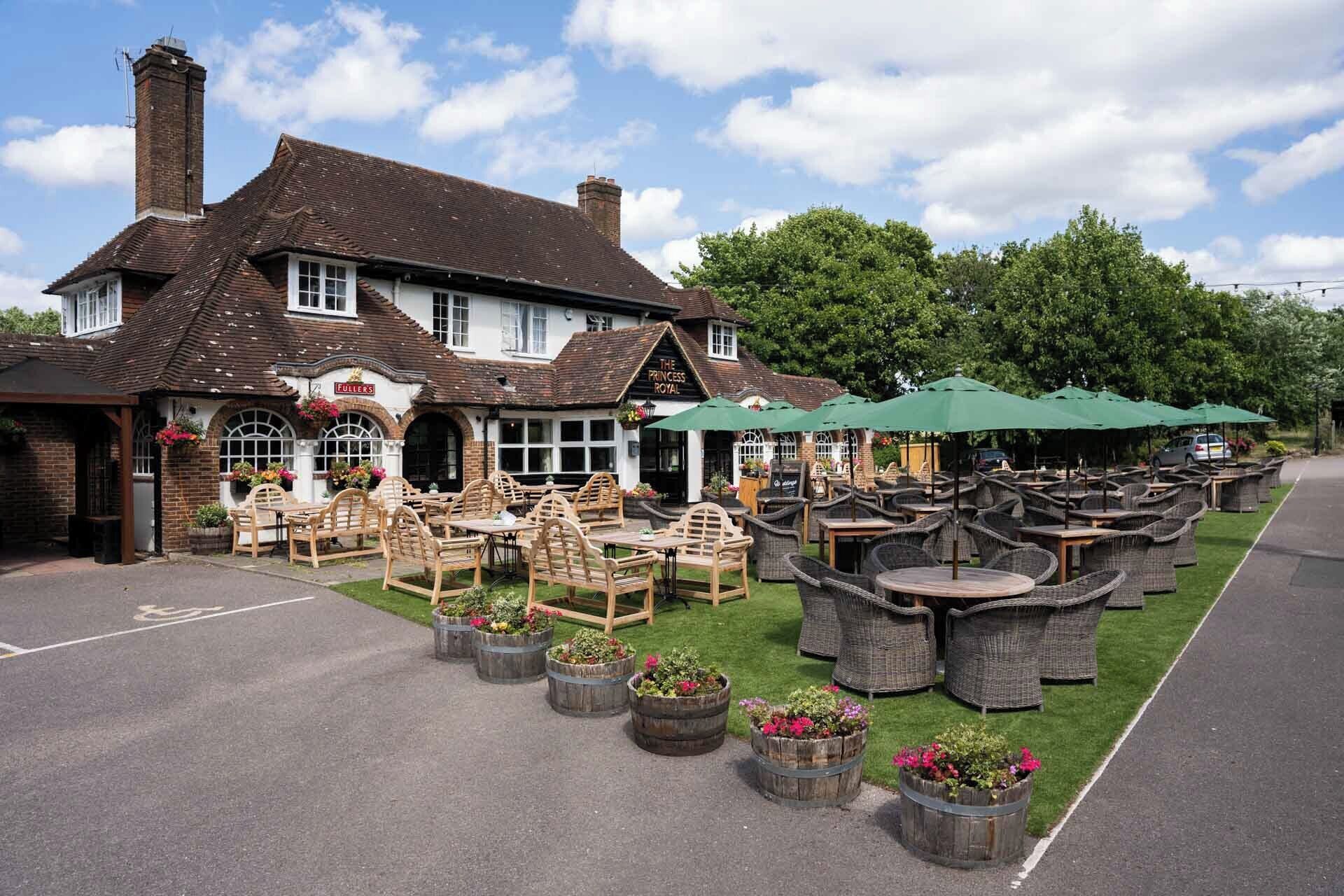 Un pub tradicional con terraza y un letrero que dice "The Princess Royal".