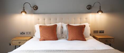 Deluxe tweepersoonskamer | 1 slaapkamer, luxe beddengoed, een kluis op de kamer, een bureau