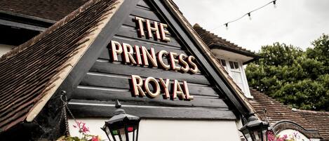 Un edificio con un letrero que dice "The Princess Royal".